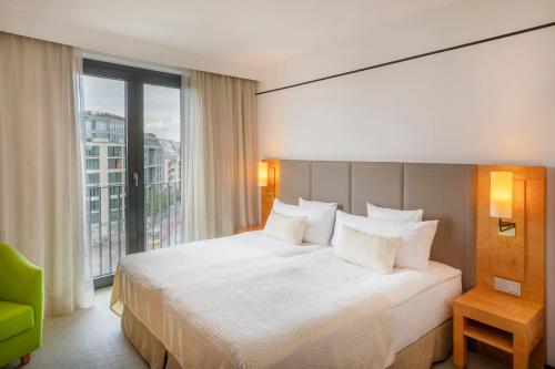 Habitación Doble Premium con vistas al río del hotel Melia Berlin. Foto 3