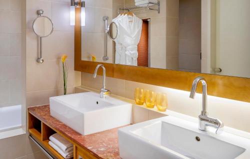 Suite Junior Familiar The Level con acceso al salón executive del hotel Melia Berlin. Foto 11