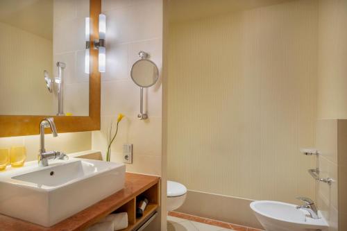 Habitación Doble Deluxe con vistas a la ciudad del hotel Melia Berlin. Foto 2
