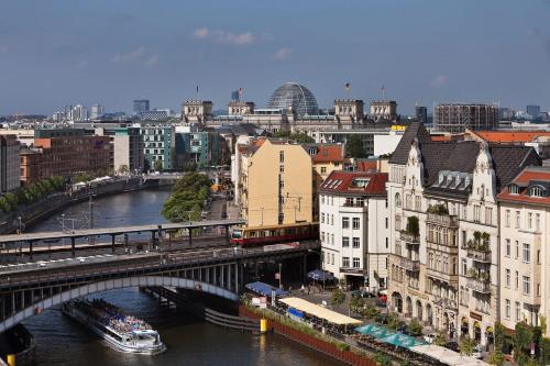 Habitación Doble Premium con vistas al río del hotel Melia Berlin. Foto 12