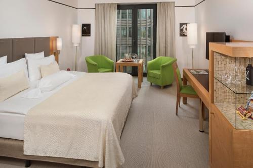 Habitación Doble Deluxe con vistas a la ciudad del hotel Melia Berlin. Foto 1