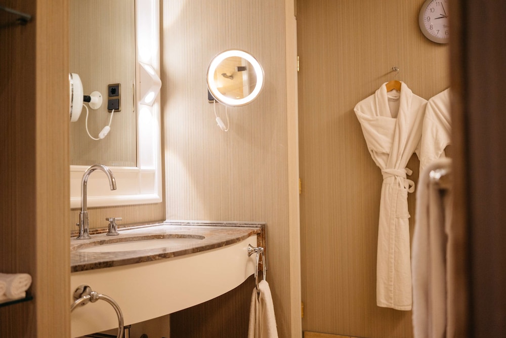 1 Cama King Acceso Club del hotel Hyatt Regency Cologne. Foto 3
