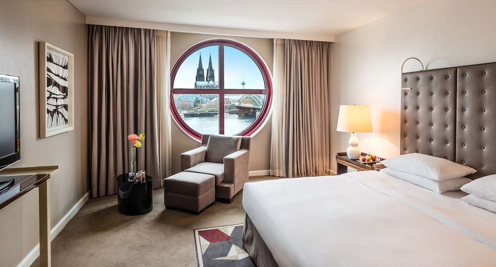 1 Cama King Vista al Rin del hotel Hyatt Regency Cologne. Foto 2