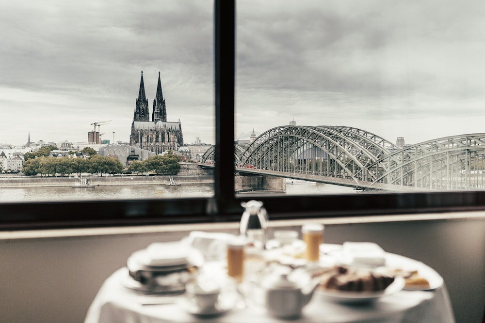 1 Cama King Vista al Rin del hotel Hyatt Regency Cologne. Foto 4