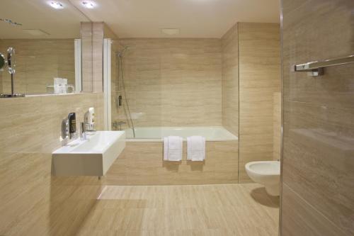 Habitación Doble Superior con cama supletoria del hotel Grand Majestic Prague. Foto 2