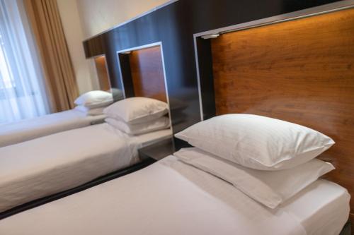 Habitación Doble Superior con cama supletoria del hotel Grand Majestic Prague. Foto 4