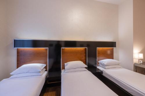 Habitación Doble Superior con cama supletoria del hotel Grand Majestic Prague. Foto 6