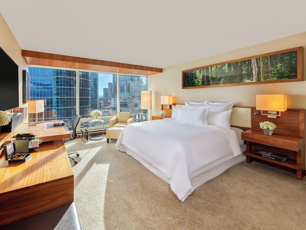 Habitación Deluxe, 1 cama de matrimonio grande, vistas parciales al puerto del hotel Fairmont Pacific Rim