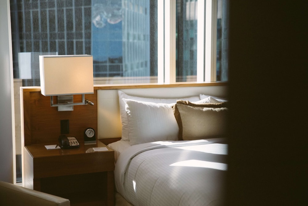Habitación Fairmont Gold, 1 cama de matrimonio grande, vistas a la ciudad del hotel Fairmont Pacific Rim. Foto 1