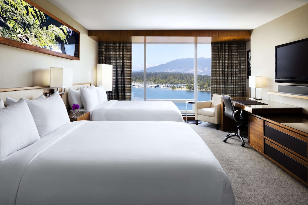 Habitación Signature, 1 cama de matrimonio grande, vistas al puerto del hotel Fairmont Pacific Rim. Foto 1
