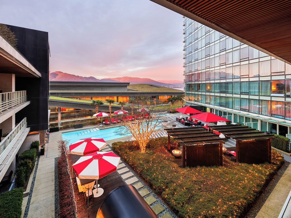 Habitación Deluxe, 2 camas de matrimonio, vistas a la piscina del hotel Fairmont Pacific Rim. Foto 3