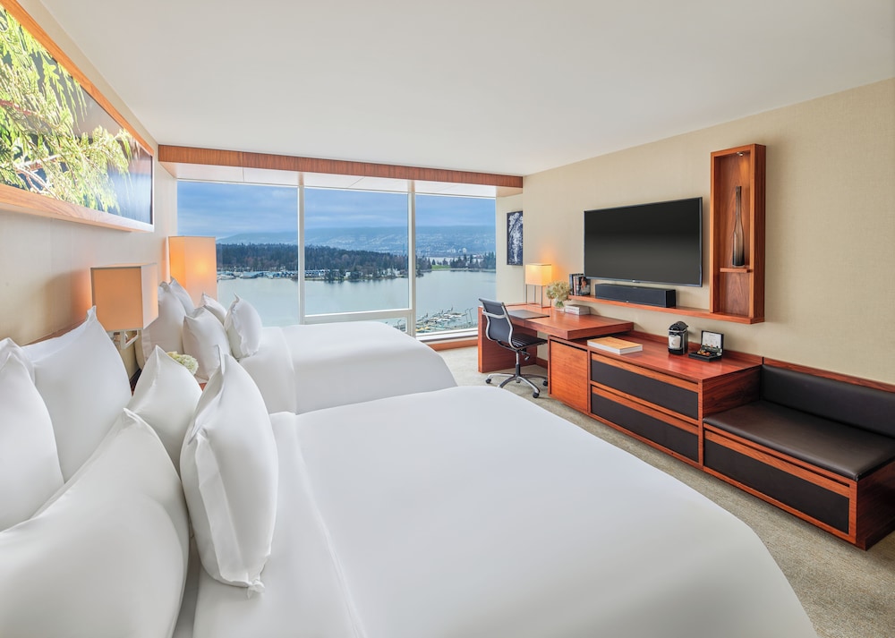 Habitación Signature, 2 camas de matrimonio, vistas al puerto del hotel Fairmont Pacific Rim