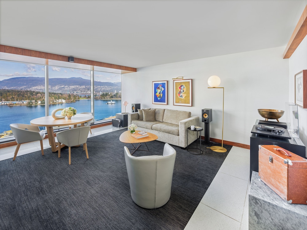 Suite Signature con vistas al puerto, 1 cama King, vistas al Stanley Park y al puerto del hotel Fairmont Pacific Rim. Foto 4