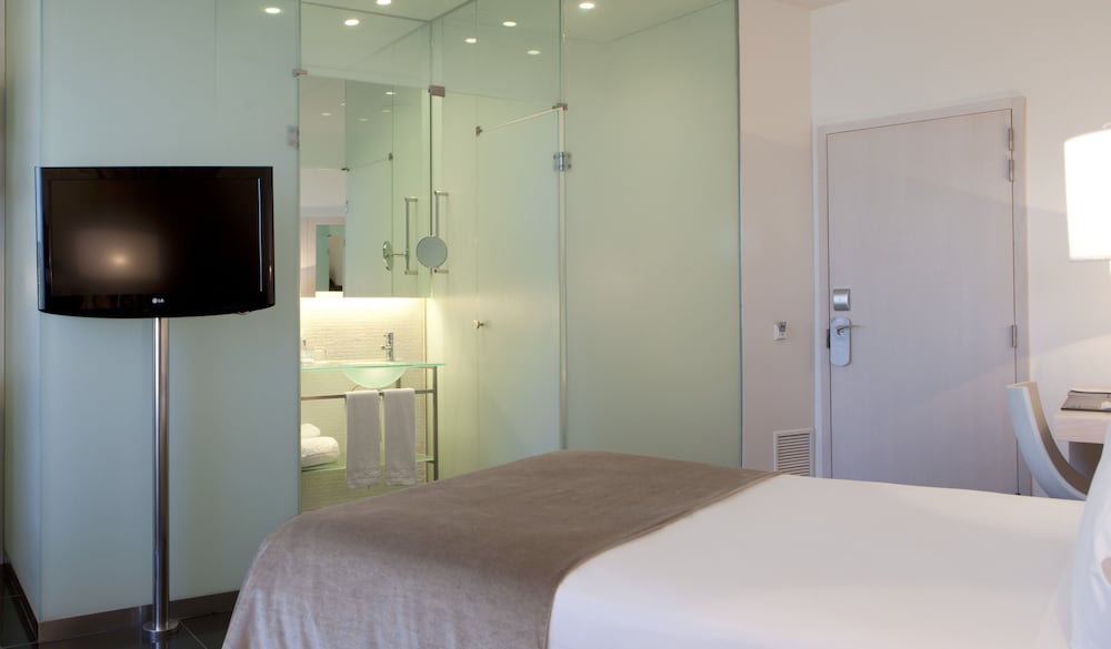 Habitación Triple Clásica del hotel Porta Fira. Foto 1