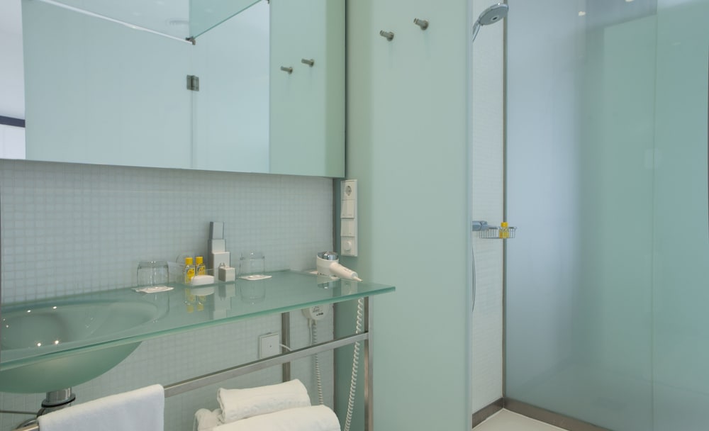 Habitación Triple Clásica del hotel Porta Fira. Foto 5