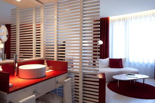 Habitación Doble Superior con cama supletoria del hotel Porta Fira. Foto 2