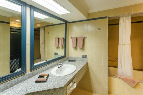 HABITACIÓN DOBLE CON VISTAS AL MAR del hotel Riu Emerald Bay. Foto 1