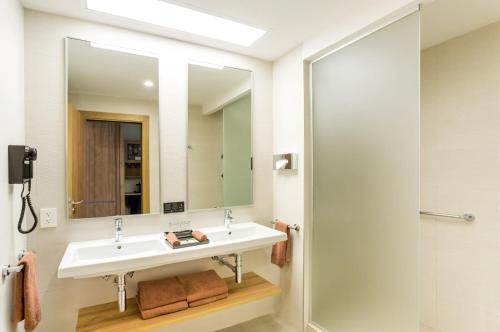 HABITACIÓN SUPERIOR CON VISTAS AL JARDÍN del hotel Riu Emerald Bay. Foto 4