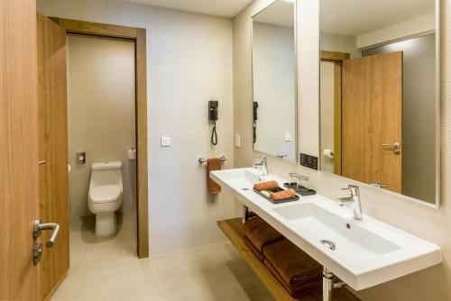 SUITE FAMILIAR SUPERIOR CON VISTAS AL JARDÍN del hotel Riu Emerald Bay. Foto 1