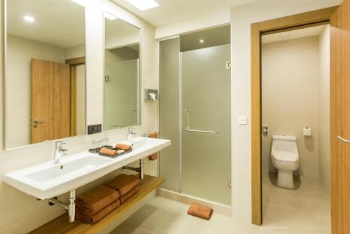 SUITE FAMILIAR SUPERIOR CON VISTAS AL JARDÍN del hotel Riu Emerald Bay. Foto 2