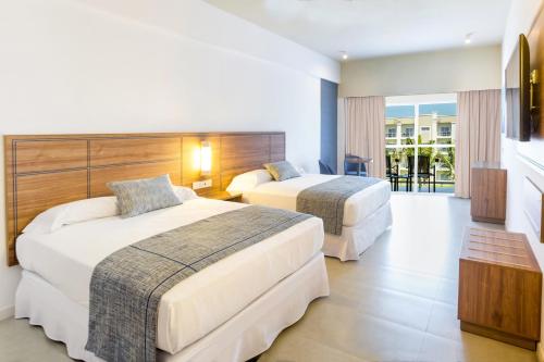 SUITE FAMILIAR SUPERIOR CON VISTAS AL JARDÍN del hotel Riu Emerald Bay. Foto 7