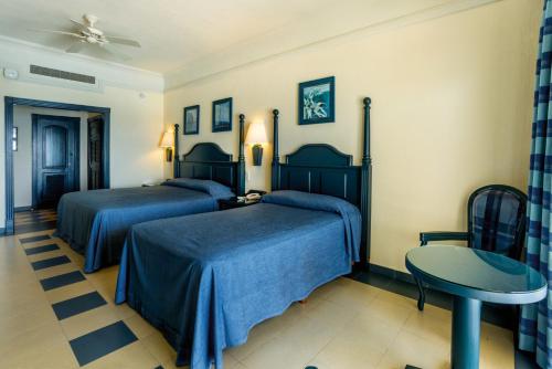 HABITACIÓN FAMILIAR CON VISTAS AL MAR del hotel Riu Emerald Bay