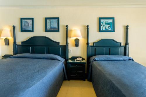 HABITACIÓN FAMILIAR CON VISTAS AL MAR del hotel Riu Emerald Bay. Foto 1