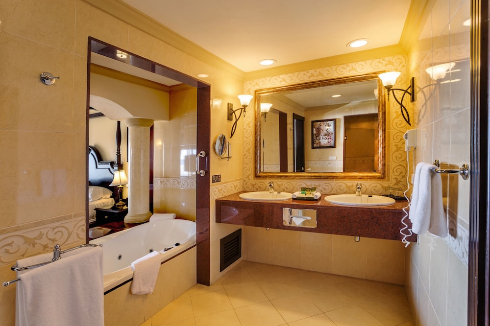 Suite con jacuzzi y vistas al mar del hotel Riu Emerald Bay. Foto 3