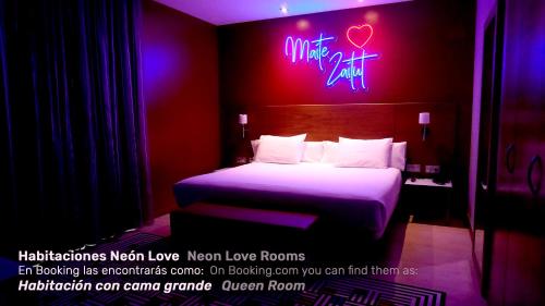 Habitación Neon Love del hotel Gran Bilbao