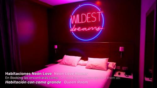 Habitación Neon Love del hotel Gran Bilbao. Foto 1