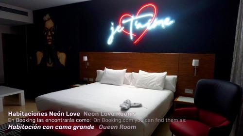 Habitación Neon Love del hotel Gran Bilbao. Foto 2