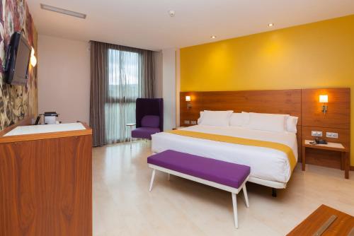 Habitación de estilo urbano con cama extragrande del hotel Gran Bilbao