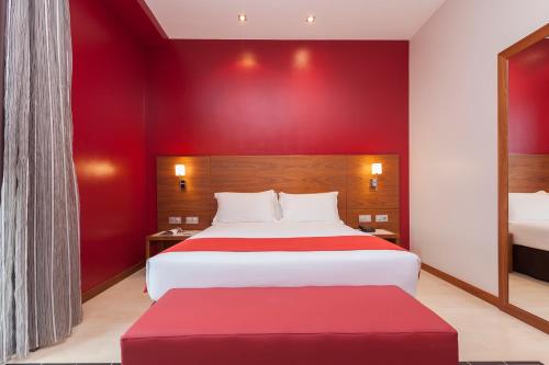 Habitación de estilo urbano con cama extragrande del hotel Gran Bilbao. Foto 3