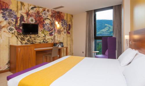 Habitación de estilo urbano con cama extragrande del hotel Gran Bilbao. Foto 5
