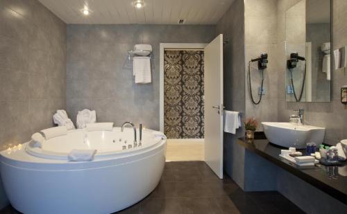 Suite con bañera de hidromasaje del hotel Gran Bilbao. Foto 2