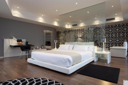 Suite con bañera de hidromasaje del hotel Gran Bilbao. Foto 3