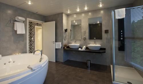 Suite con bañera de hidromasaje del hotel Gran Bilbao. Foto 4