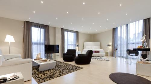 Suite con bañera de hidromasaje del hotel Gran Bilbao. Foto 6