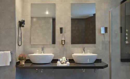 Suite con bañera de hidromasaje del hotel Gran Bilbao. Foto 8
