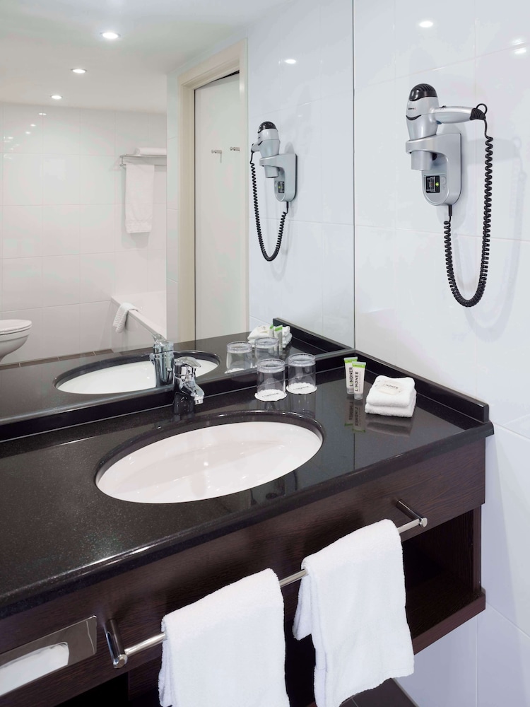 1 cama king size Deluxe del hotel Lindner Hotel Antwerp, part of JdV by Hyatt. Foto 1