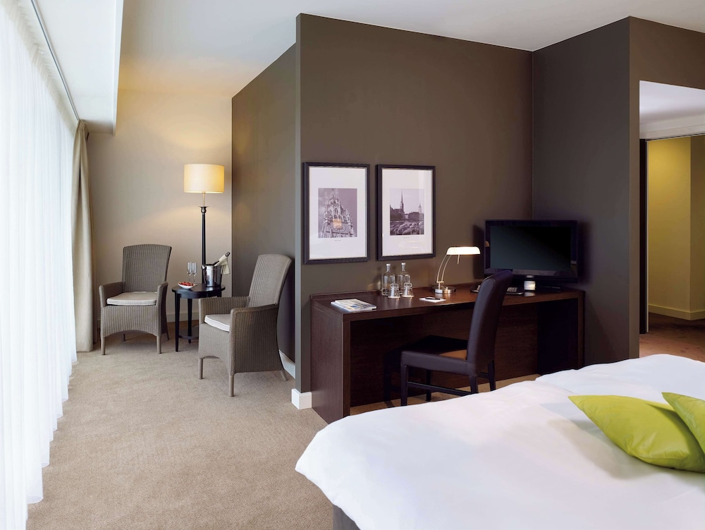 1 cama king size con vistas a la ciudad y balcón Premium del hotel Lindner Hotel Antwerp, part of JdV by Hyatt. Foto 1