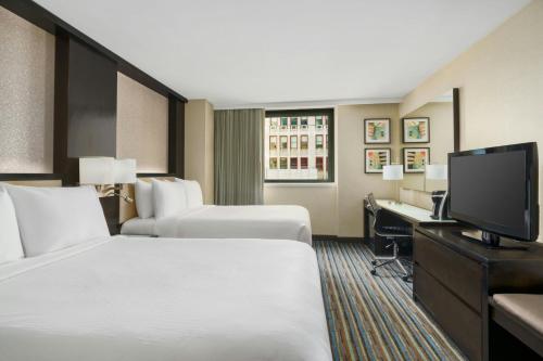 Habitación Doble Ejecutiva con 2 camas dobles - Planta superior del hotel Courtyard New York Manhattan/Times Square