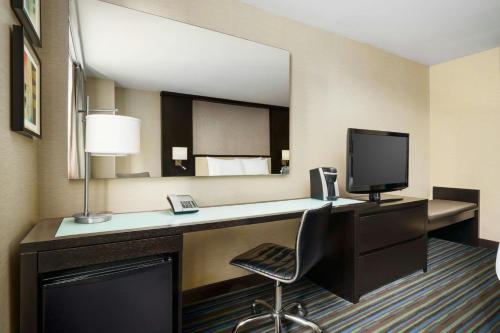 Habitación Executive con cama extragrande situada en la planta superior. del hotel Courtyard New York Manhattan/Times Square. Foto 5