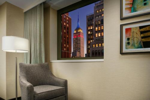 Habitación con 1 cama extragrande y vistas al Empire State del hotel Courtyard New York Manhattan/Times Square