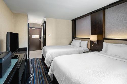 Habitación Doble Executive situada en la planta superior - 2 camas dobles del hotel Courtyard New York Manhattan/Times Square. Foto 1