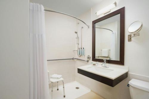 Habitación Doble con ducha accesible en silla de ruedas - Adaptada para personas con movilidad reducida/discapacidad auditiva - 2 camas dobles del hotel Courtyard New York Manhattan/Times Square. Foto 6