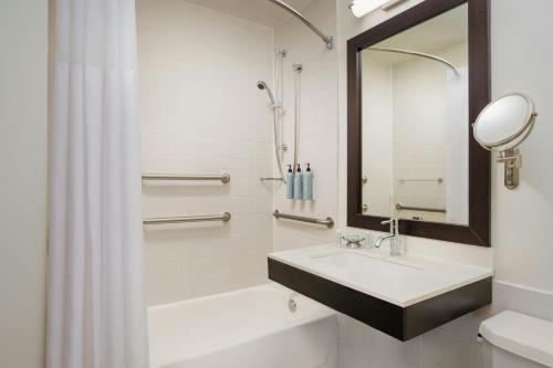 Habitación Doble con ducha accesible en silla de ruedas - Adaptada para personas con movilidad reducida/discapacidad auditiva - 2 camas dobles del hotel Courtyard New York Manhattan/Times Square. Foto 7