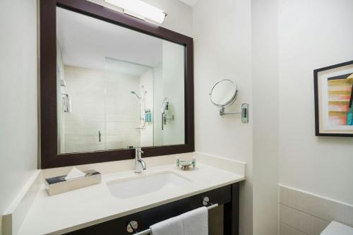 Habitación doble 1 Cama super king del hotel Courtyard New York Manhattan/Times Square. Foto 3