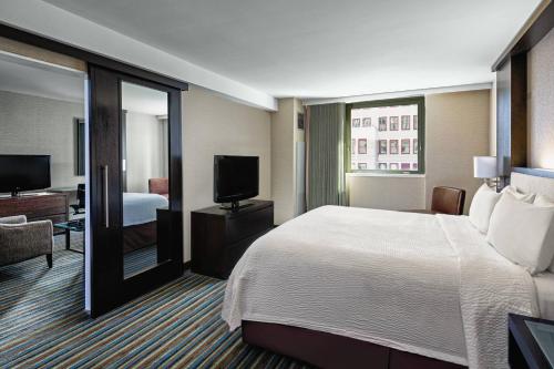 Suite con cama extragrande y sofá cama del hotel Courtyard New York Manhattan/Times Square. Foto 1