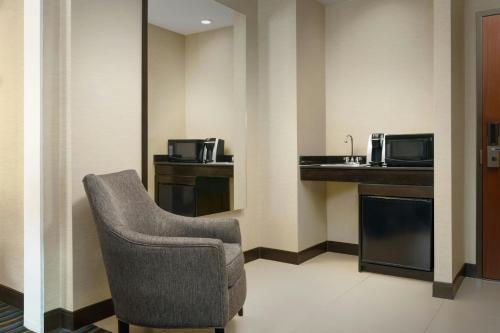 Suite con cama extragrande y sofá cama del hotel Courtyard New York Manhattan/Times Square. Foto 2